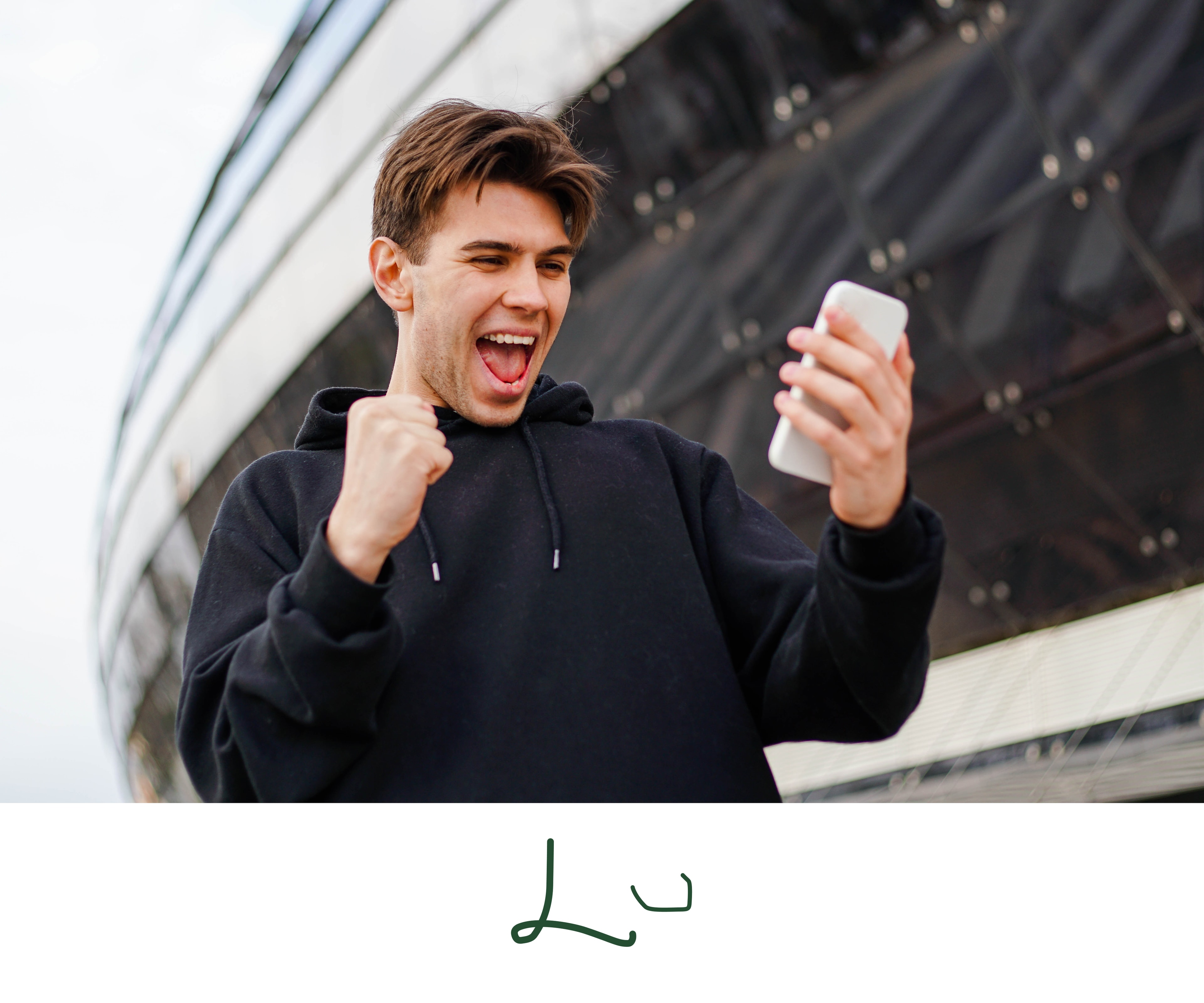 Ung mann jubler over en vinnende sportsbetting-kupong på mobilen